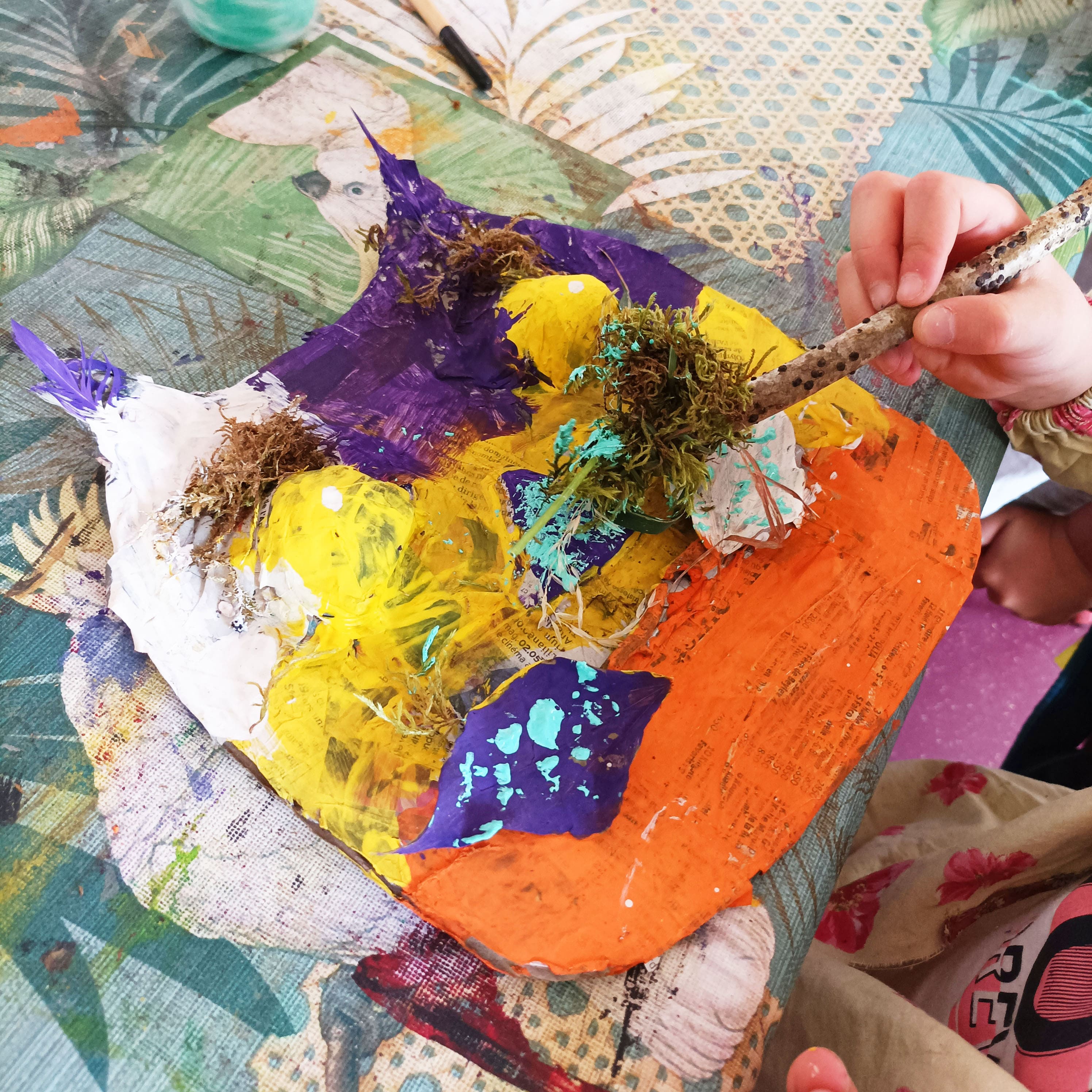 Atelier Maison de Courcelles, peinture avec des outils frabriqués 