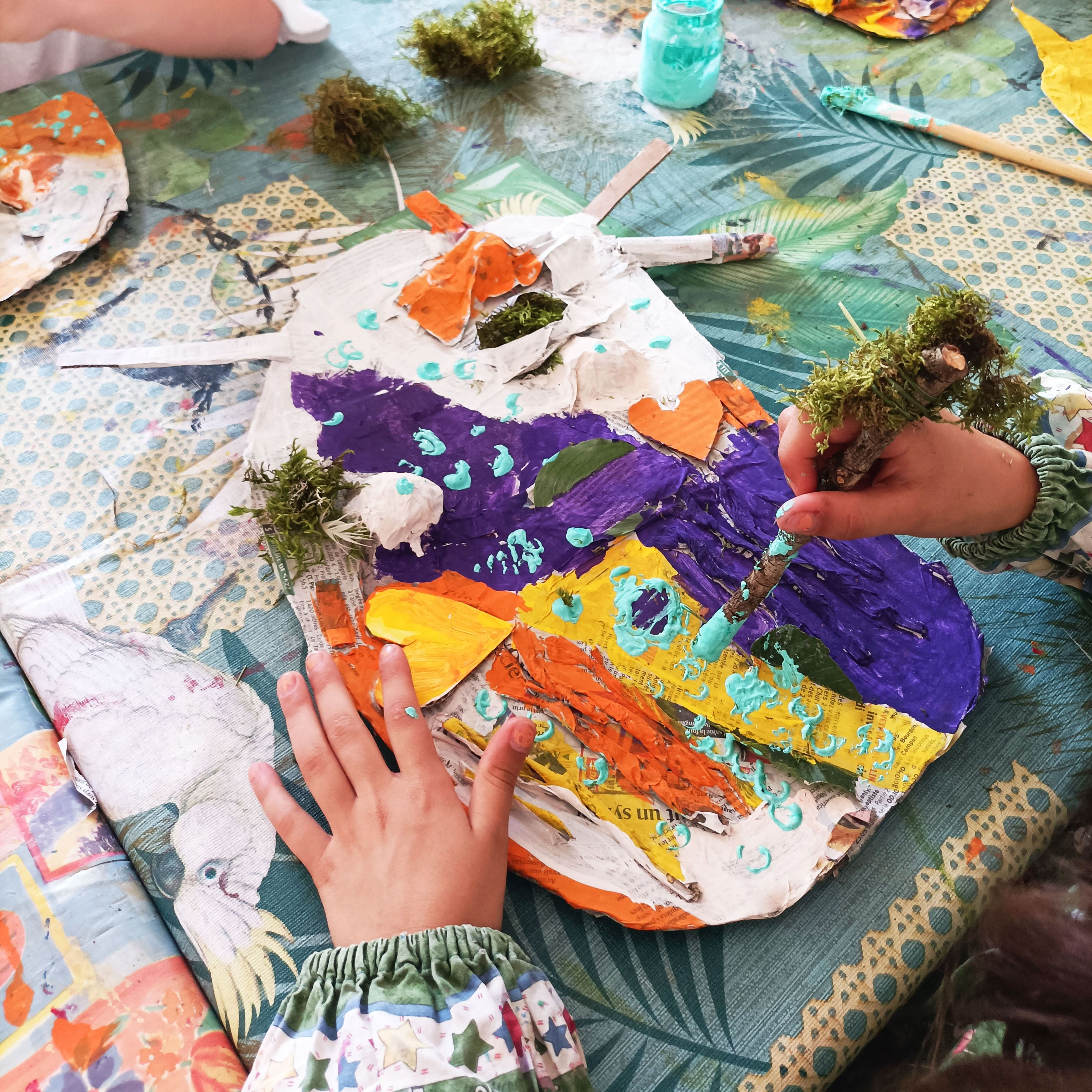 Atelier Maison de Courcelles, peinture avec des outils frabriqués