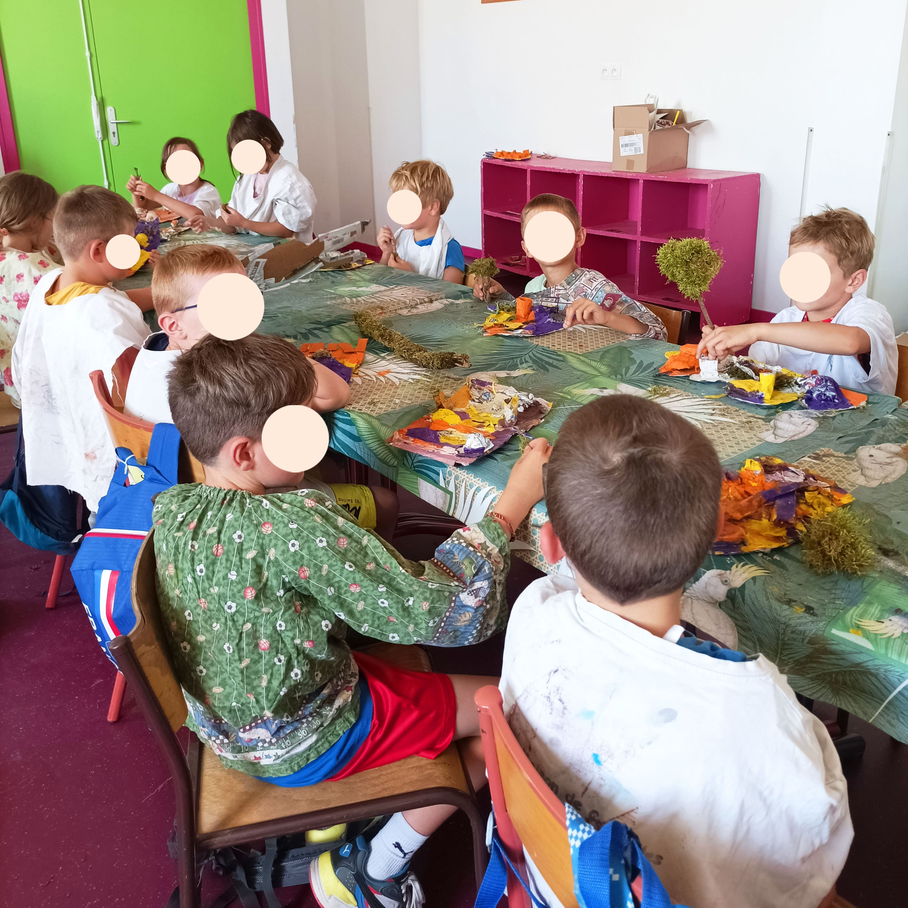 Atelier Maison de Courcelles, groupe d'enfants réalisant l'atelier 