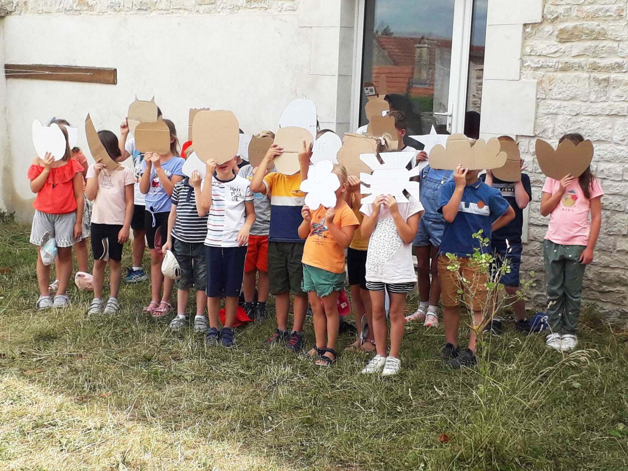 Atelier Maison de Courcelles, début des masques, découpe en carton