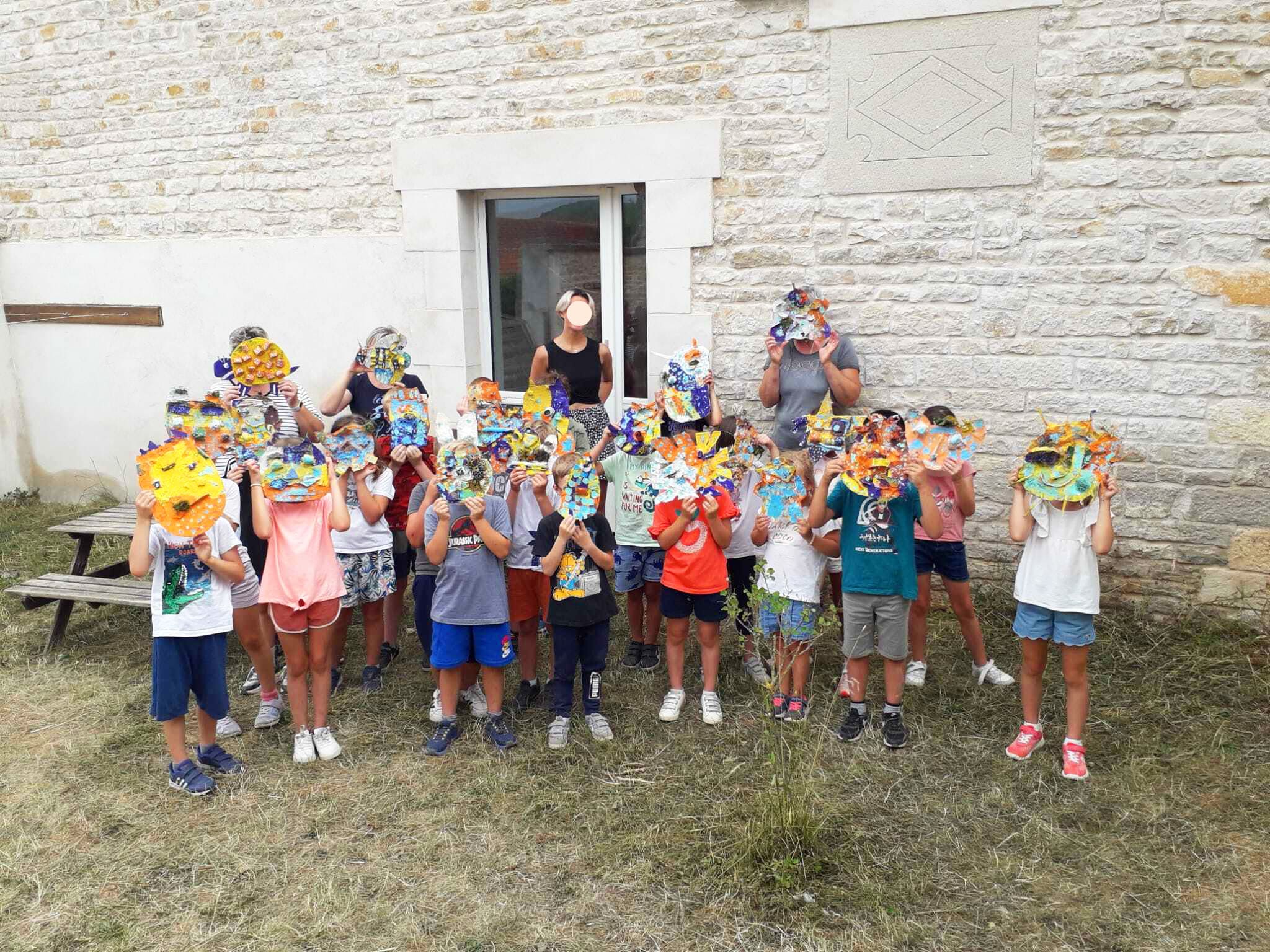 Atelier Maison de Courcelles, groupe complet montrant les masques finalisés