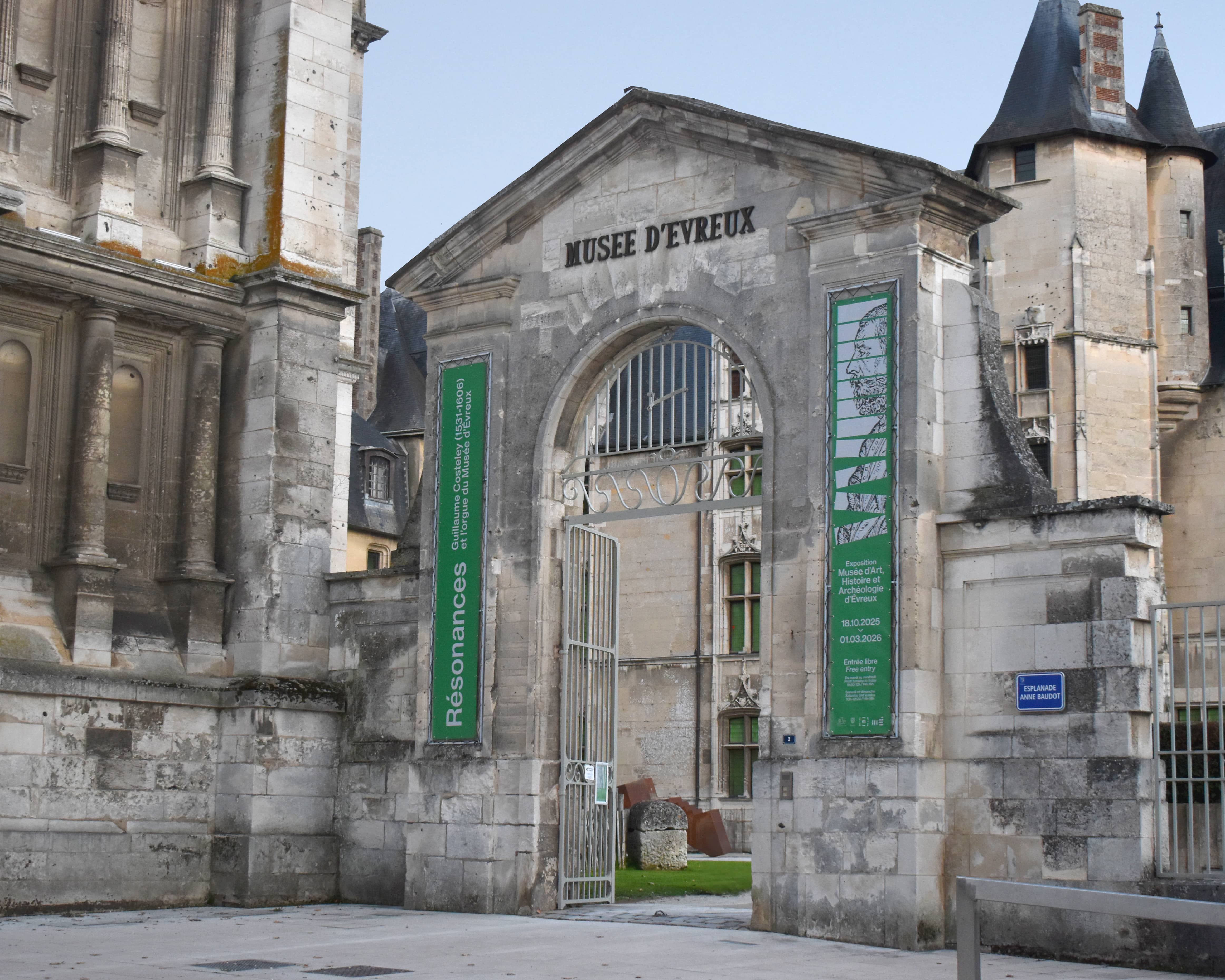 Exposition Musée d'Évreux, kakémonos façade extérieure, entrée du musée