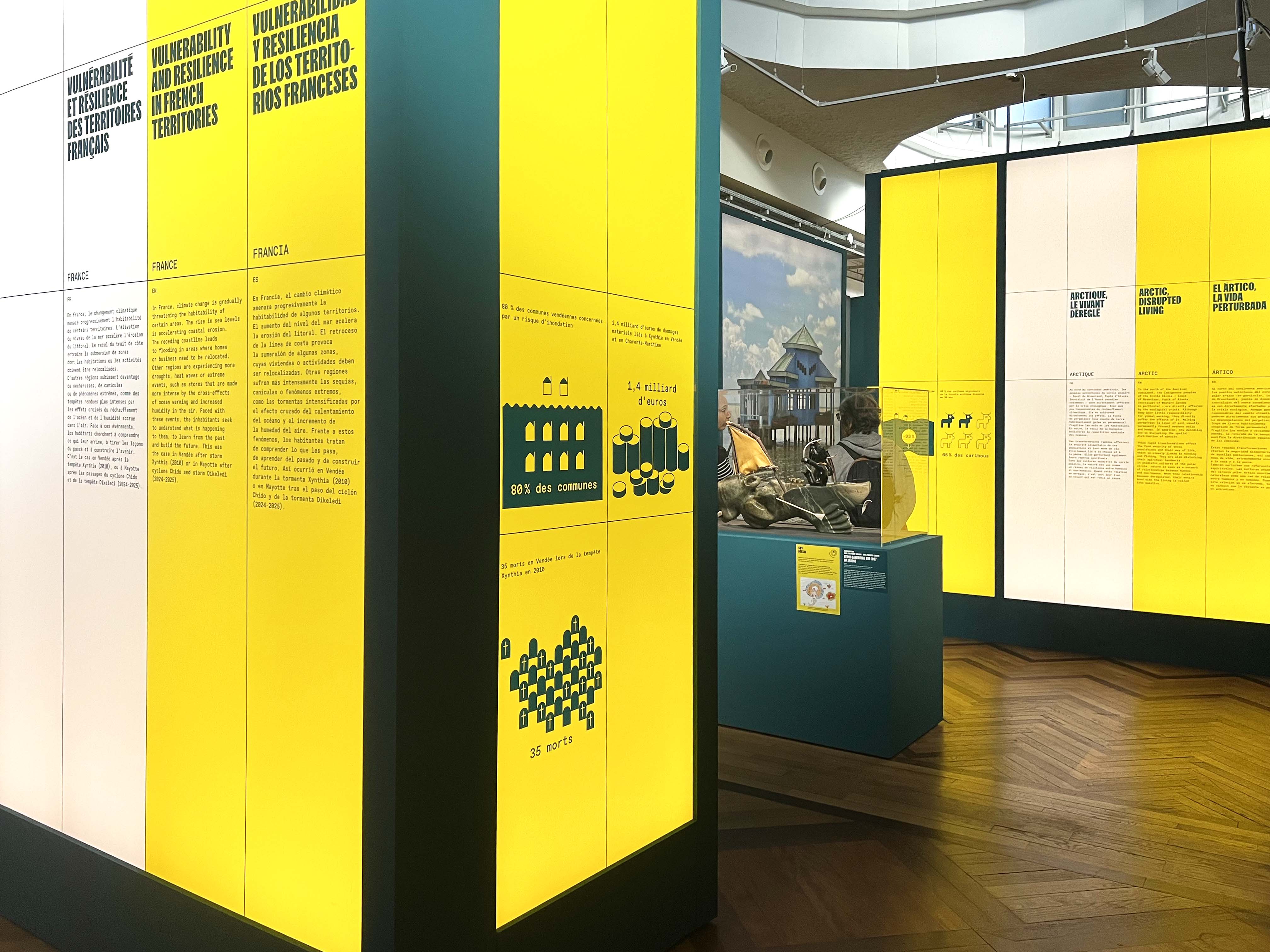 Exposition Migrations et climat, datavisualisation sur les panneaux de salle