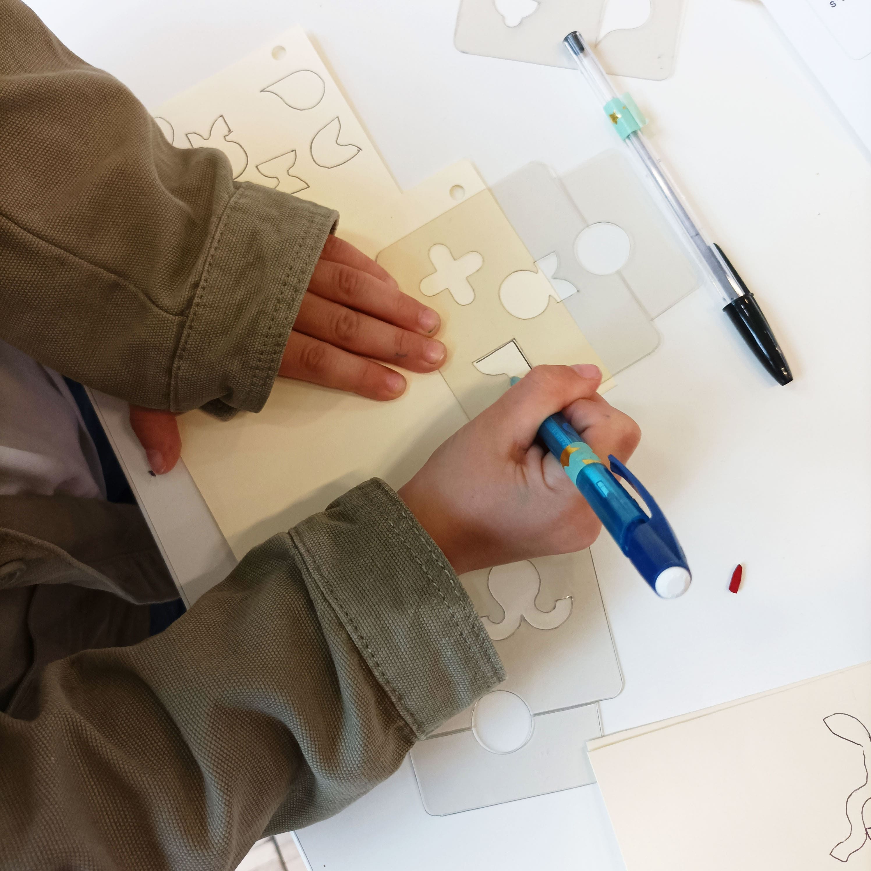 Ateliers botaniques, Curieux Festival, photo de l'atelier herbier imaginaire en utilisation