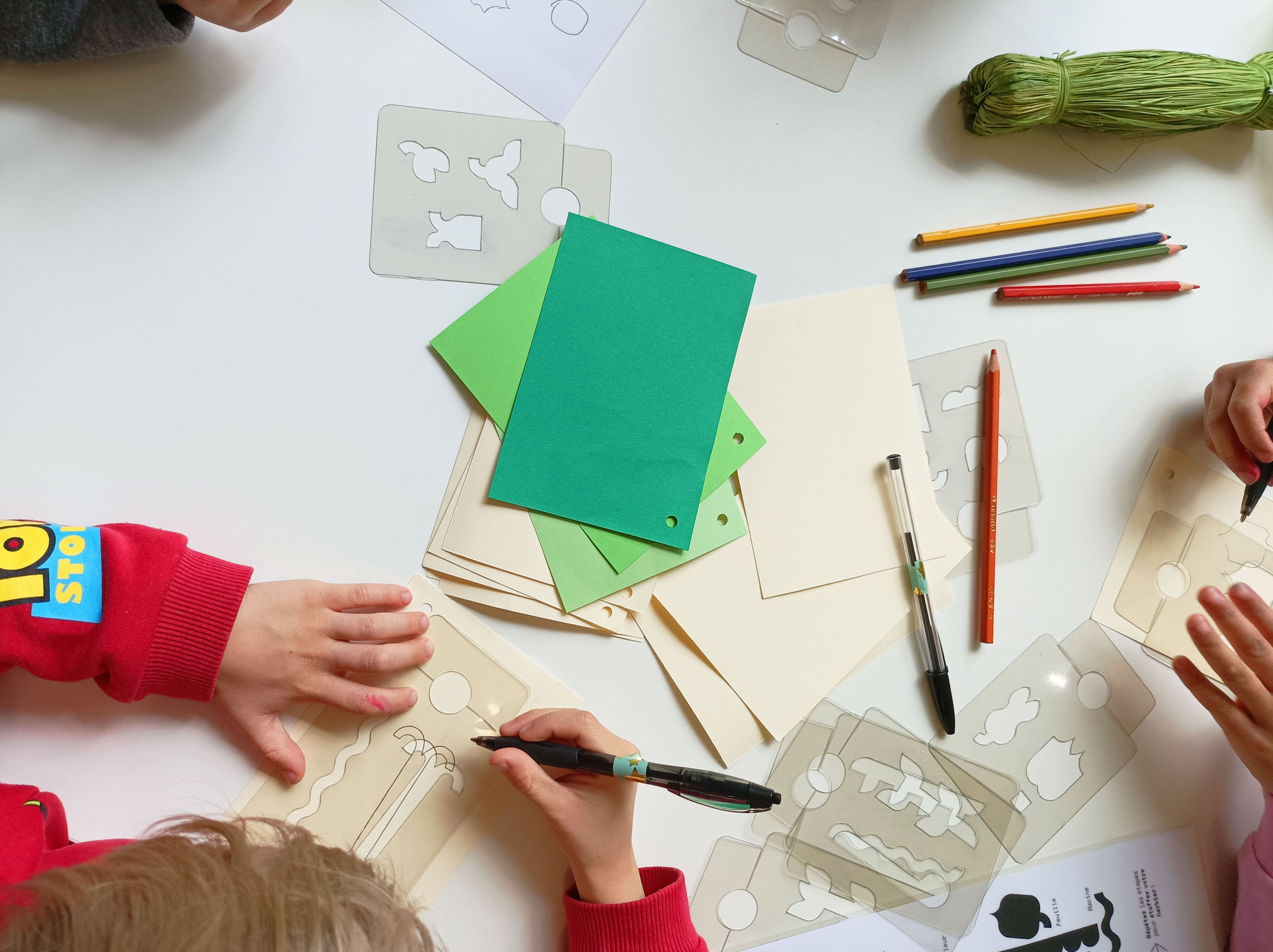 Ateliers botaniques, Curieux Festival, photo de l'atelier herbier imaginaire en utilisation 